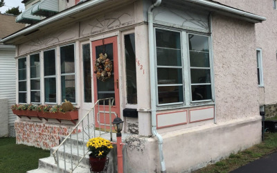 House that is in need of Stucco repair or stucco remediation.