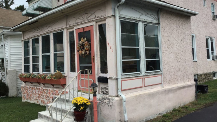 House that is in need of Stucco repair or stucco remediation.