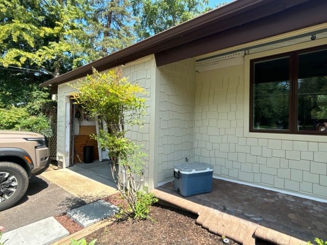James Hardie staggered shake siding installed beside front window in Medford NJ